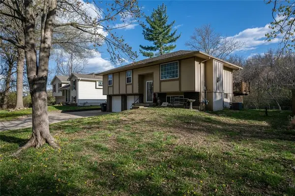 404 SE Sandstone DR, Blue Springs, MO 64015