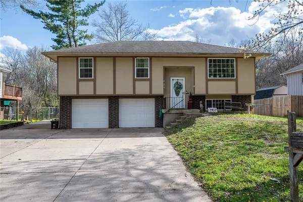 404 SE Sandstone DR, Blue Springs, MO 64015