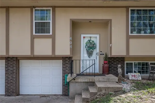 404 SE Sandstone DR, Blue Springs, MO 64015