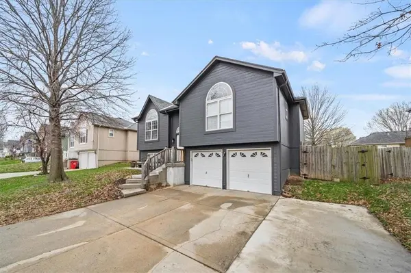 833 SW Lee Ann DR, Grain Valley, MO 64029