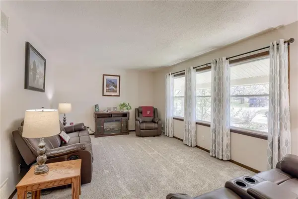 100 Owens AVE, Smithville, MO 64089