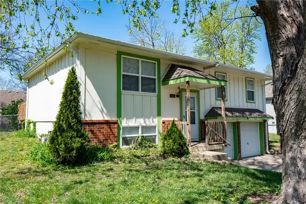 208 NW Valley DR, Grain Valley, MO 64029