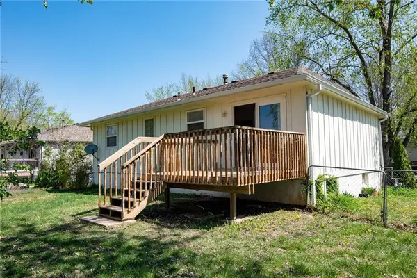 208 NW Valley DR, Grain Valley, MO 64029