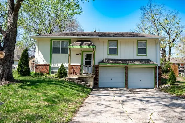 208 NW Valley DR, Grain Valley, MO 64029