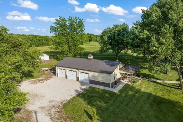 22707 S Gardner RD, Spring Hill, KS 66083