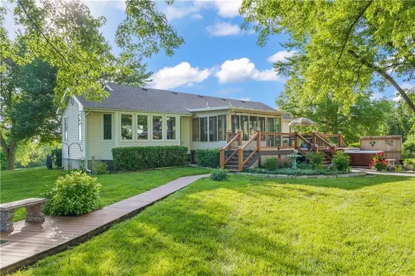22707 S Gardner RD, Spring Hill, KS 66083