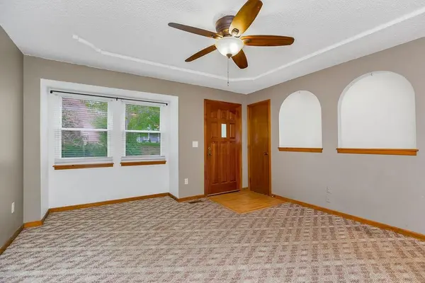 7005 NE Kranz RD, Gladstone, MO 64118