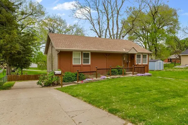 7005 NE Kranz RD, Gladstone, MO 64118