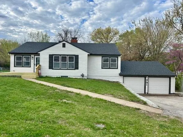 701 NE Shady Lane DR, Oakview, MO 64118