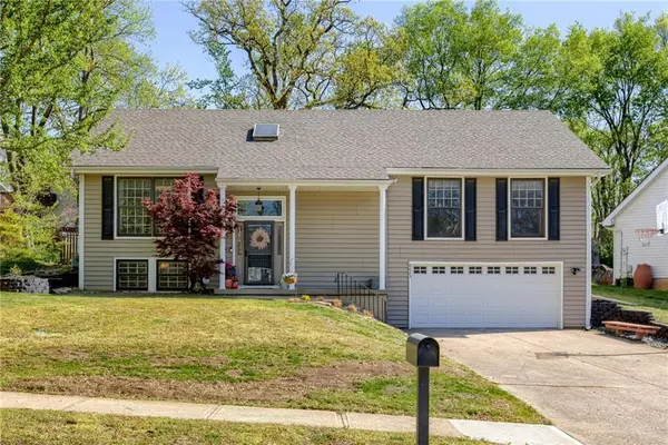 6623 Cottonwood DR, Shawnee, KS 66216