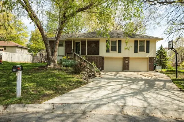 521 NE Johnston DR, Blue Springs, MO 64014