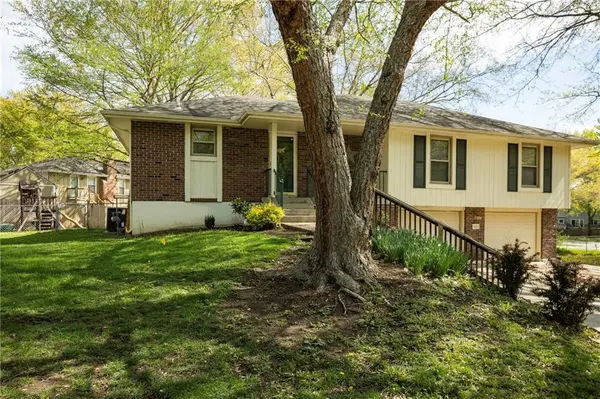 521 NE Johnston DR, Blue Springs, MO 64014