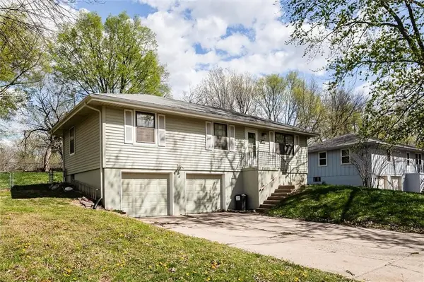 2103 S Owings ST, Oak Grove, MO 64075