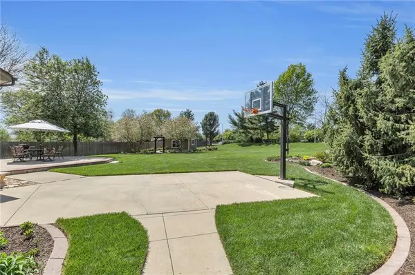 8515 W 156th TER, Overland Park, KS 66223