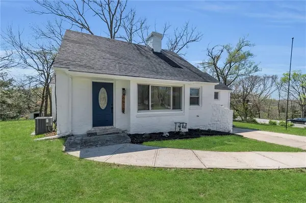 6518 NW Rock Garden RD, Parkville, MO 64152