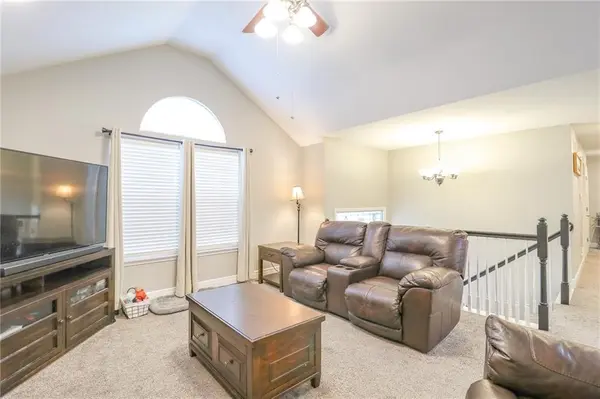 1215 Nottingham DR, Warrensburg, MO 64093