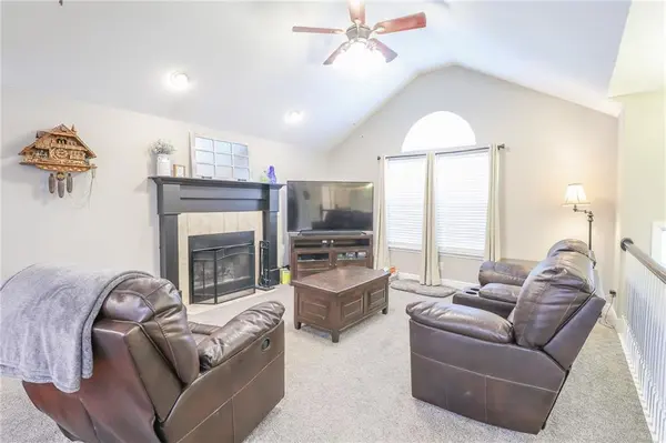 1215 Nottingham DR, Warrensburg, MO 64093