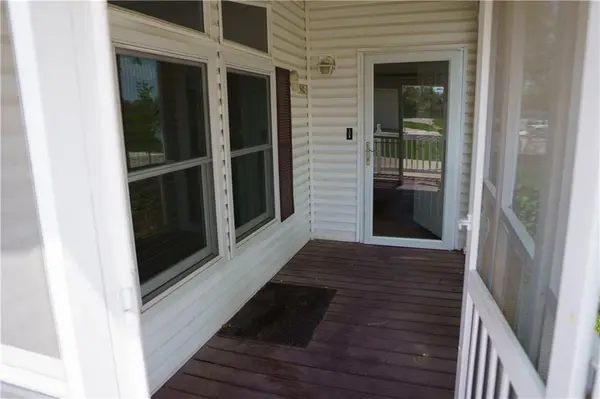 942 NE White Oak LN, Oak Grove, MO 64075