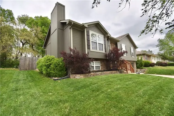 2609 NW Richard DR, Blue Springs, MO 64015