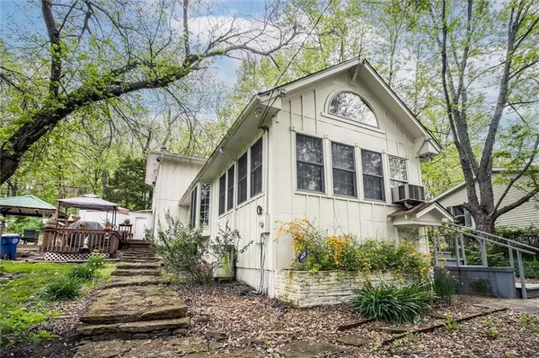 2106 Hillside DR, Oak Grove, MO 64075