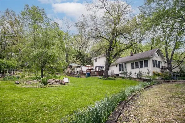 2106 Hillside DR, Oak Grove, MO 64075