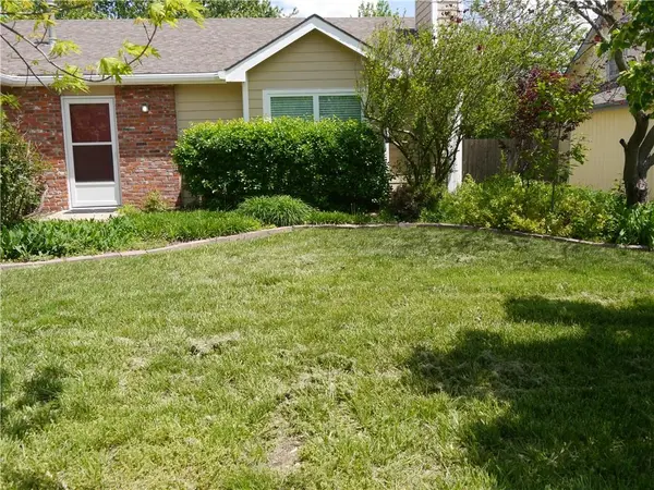 2528 Scottsdale ST, Lawrence, KS 66047