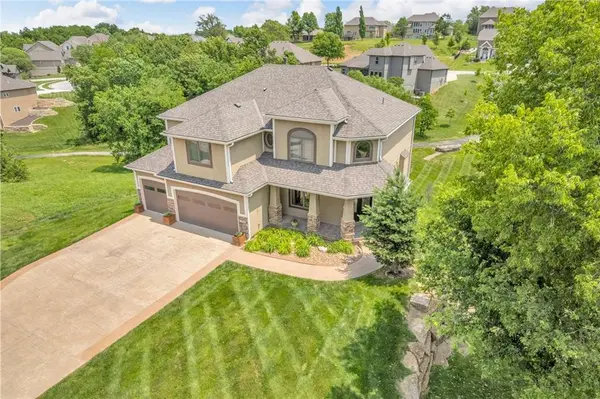 2204 SE Pine Gate CIR, Blue Springs, MO 64014