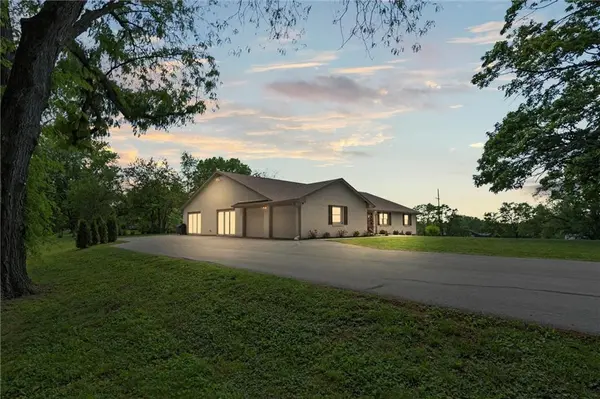 435 NE Post Oak LN, Oakwood, MO 64118