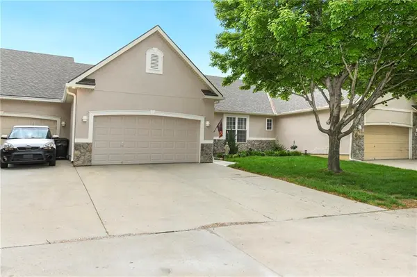 1952 Kensington DR, Leavenworth, KS 66048