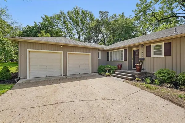 7917 W 74 ST, Overland Park, KS 66204