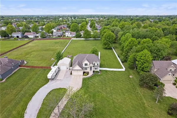906 Allendale Lake RD, Greenwood, MO 64034