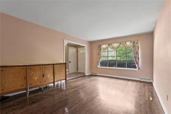 5811 W 85th TER, Overland Park, KS 66207