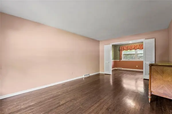 5811 W 85th TER, Overland Park, KS 66207