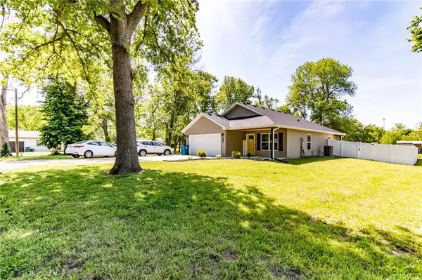 210 E Olive ST, La Monte, MO 65337