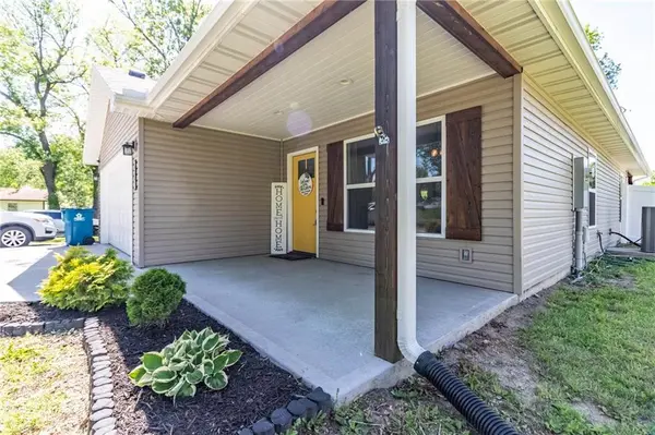 210 E Olive ST, La Monte, MO 65337