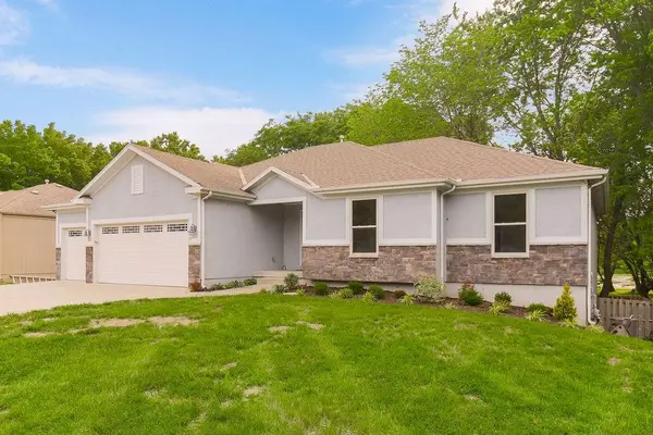 304 Summerfield DR, Louisburg, KS 66053