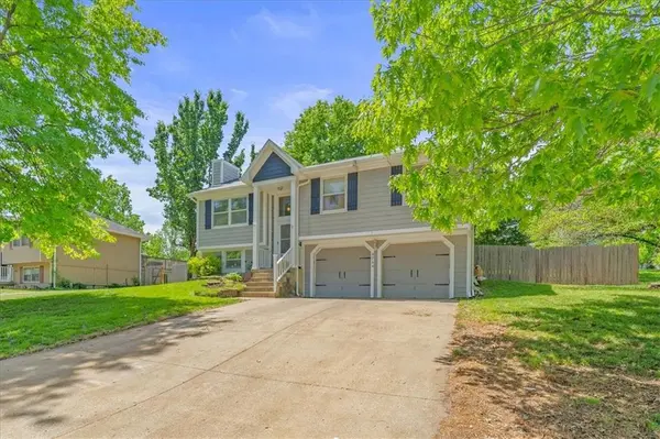 8764 Golden LN, De Soto, KS 66018