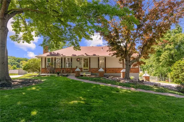 404 Colonial CT, Lee's Summit, MO 64064