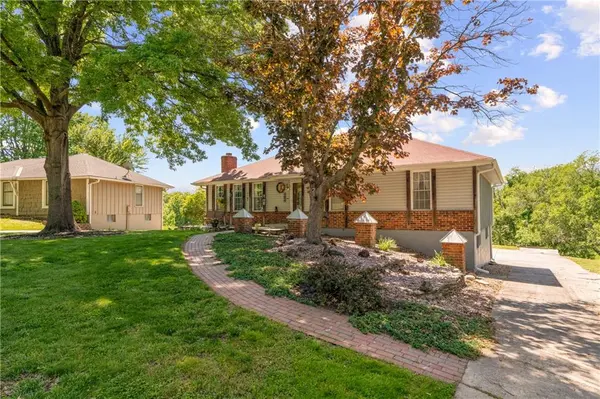 404 Colonial CT, Lee's Summit, MO 64064