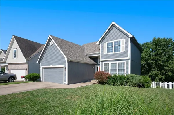 725 Redbud DR, Paola, KS 66071