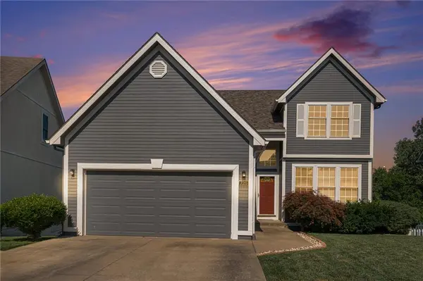 725 Redbud DR, Paola, KS 66071
