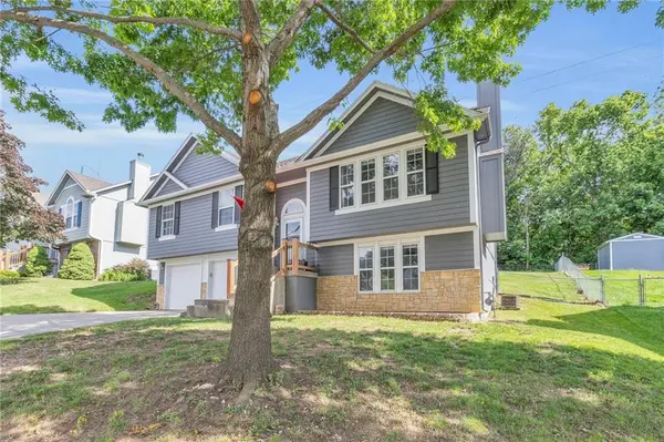 311 SW 24th TER, Oak Grove, MO 64075