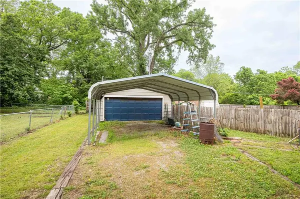 813 E 9th ST, Pittsburg, KS 66762