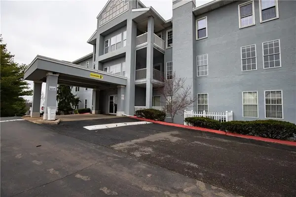 17800 E Bolger unit 309b RD, Independence, MO 64055