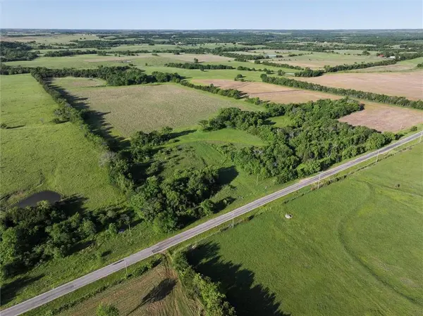 2405 W 1350 RD, Centerville, KS 66014