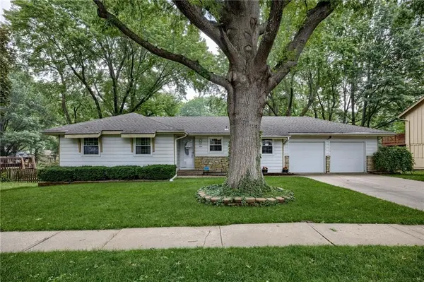 304 S Cardinal DR, Olathe, KS 66062