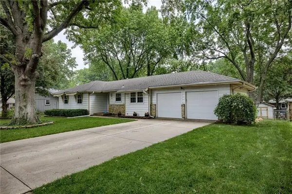 304 S Cardinal DR, Olathe, KS 66062