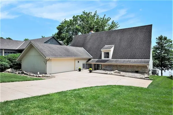 422 N Winnebago DR, Lake Winnebago, MO 64034