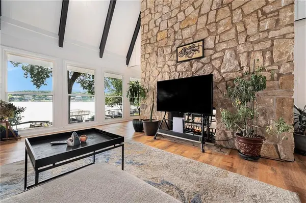 422 N Winnebago DR, Lake Winnebago, MO 64034