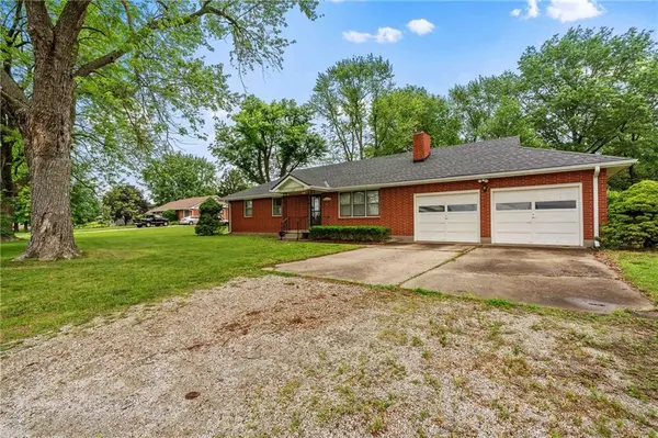 521 S La Frenz RD, Liberty, MO 64068